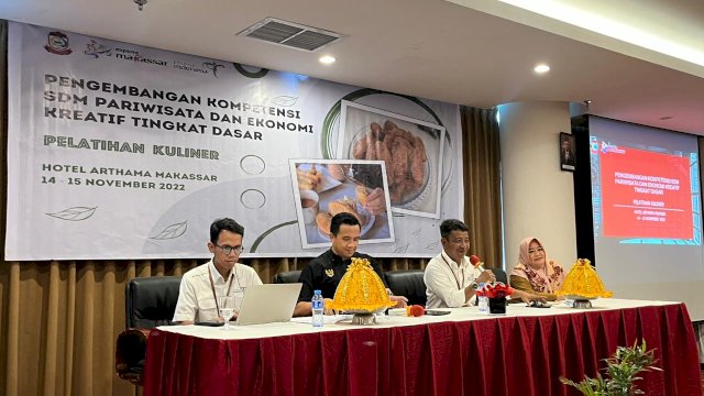 Kegiatan Pengembangan Kompetensi Sumber Daya Manusia Pariwisata Dan Ekonomi Kreatif Tingkat Dasar (Pelatihan  Kuliner) Bagi Masyarakat Lorong Wisata Kota Makassar di Arthama Hotel Makassar, Senin (14/11/2022).