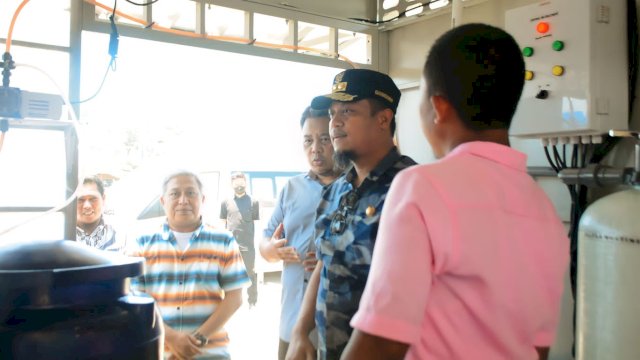 Gubernur Sulawesi Selatan, Andi Sudirman Sulaiman didampingi Kepala Kadis Perkimtan Sulsel, Iqbal Suhaeb dan Bupati Wajo, Andi Irwan Hamid meninjau fasiltas Teknologi Pengelolaan Air Siap Minum (ARSINUM) di Pesisir Desa Mattirotasi, Kecamatan Mattiro Sompe, Kabupaten Pinrang, Minggu, 13 November 2022.