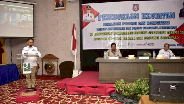 Penjabat Gubernur Gorontalo Hamka Hendra Noer, saat memberikan sambutan pada pembukaan uji kompetensi asesmen bagi Pejabat Administrator, Pengawas dan Fungsional Penyetaraan di lingkup Pemerintah Provinsi Gorontalo, di Ballroom Hotel Grand Q Kota Gorontalo, Rabu (16/11/2022).