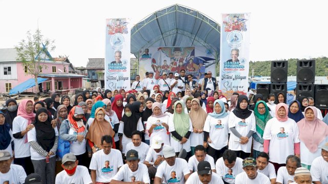 Komunitas Nelayan Pesisir Sulawesi Selatan menggelar "Festival Nelayan Selayar" untuk menjaring dukungan bagi Ganjar Presiden 2024 di Dermaga Padang, Desa Bontosunggu, Kecamatan Bontoharu, Kabupaten Kepulauan Selayar, Sulsel, Kamis (17/11/2022). 