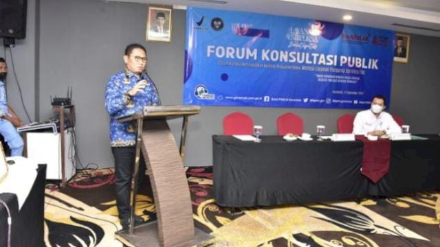 Penjabat Gubernur Gorontalo Hamka Hendra Noer memberikan sambutan pada forum konsultasi publik di Hotel Aston, Kota Gorontalo, Kamis (17/11/2022).