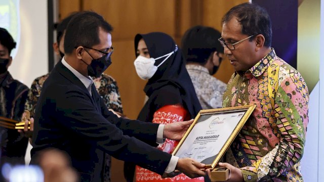 Wali Kota Makassar Danny Pomanto, saat menerima penghargaan yang berlangsung di Indonesia Convention Exhibition (ICE), Jalan BSD Grand Boulevard Tangerang, Kamis (17/11/2022).