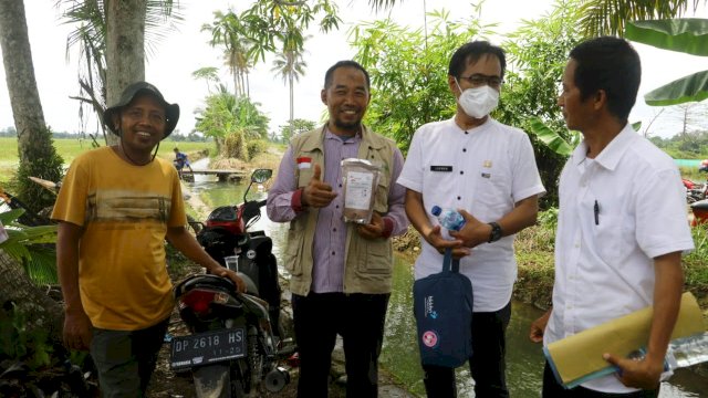 Bagian Riset dan Development Super Mineral G-Lite PT. GoenGo Mitra Indonesia, Hery Kuncoro yang didampingi Arifin selaku pendamping penggunaan supplement baru-baru ini di desa Lampuawa, Sukamaju.