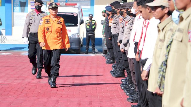 Wakil Bupati Luwu Utara, Suaib Mansur memimpin apel gelar pasukan dalam rangka kesiapsiagaan penanganan bencana alam dan pengecekan peralatan SAR digelar di Mako Polres Luwu Utara Jumat (18/11/2022).