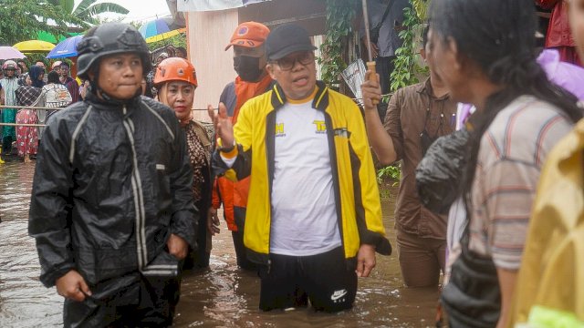 Wali Kota Parepare, Taufan Pawe (TP) turun langsung memantau banjir yang terjadi pada sejumlah titik di Kota Parepare, Jumat (18/11/2022).