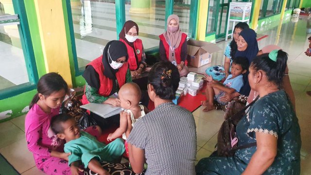 Dinas Kesehatan Kota Makassar, menurunkan personil TGC (Tim Gerak Cepat) untuk memeriksa kesehatan warga yang terdampak banjir. 