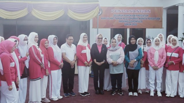 Pejabat Sekretaris Daerah Provinsi Gorontalo Sukri Botutihe, menghadiri peringatan Hari Ulang Tahun (HUT) Dharma Wanita Persatuan (DWP)Provinsi Gorontalo yang ke-23 tahun 2022 yang berlangsung di halaman Yiladia Rumah Dinas Jabatan Gubernur Gorontalo, Sabtu (19/11/2022).