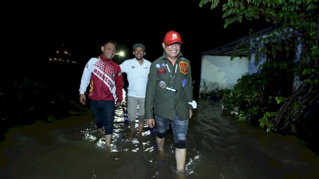 Direktur Utama PDAM Kota Makassar, Beni Iskandar yang juga sebagai Ketua Tim Peduli Bencana, bersama Direktur IPAL, Aiman Adnan dan beberapa pejabat lainnya mengunjungi 3 Posko bencana banjir di Makassar, Jumat (18/11/2022).