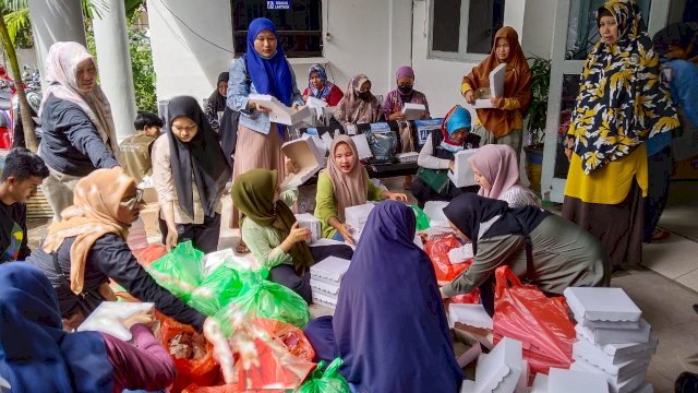 Pemkot Makassar melalui Dinas Sosial saat menata makanan untuk pengungsi di Posko Bencana banjir di Makassar.