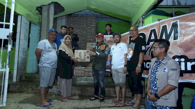 Direktur Utama PDAM Kota Makassar Beni Iskandar saat membagikan sembako ke masyarakat yang terdampak banjir di Makassar.