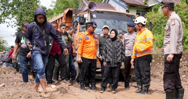 Gubernur Sulsel Bersama Menteri Sosial Tinjau Longsor di Gowa