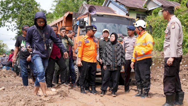 Gubernur Sulsel Bersama Menteri Sosial Tinjau Longsor di Gowa