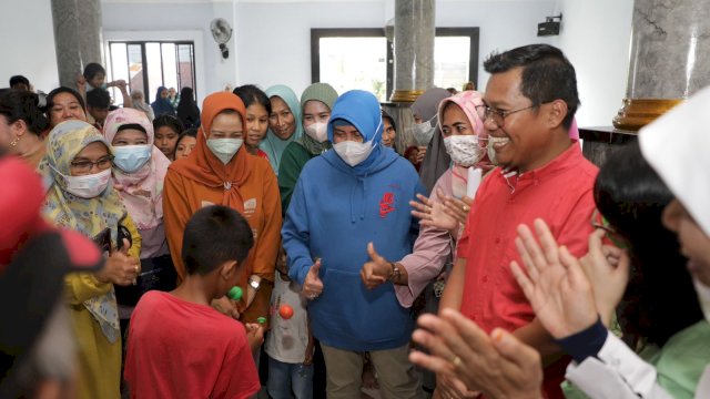 Ketua TP PKK Kota Makassar Indira Yusuf Ismail saat mengunjungi warga yang terdampak banjir akibat cuaca ekstrem di Kelurahan Laikang Kecamatan Biringkanaya, Minggu (20/11/2022).