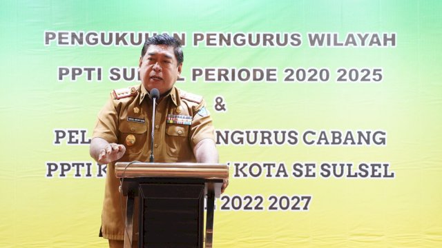 Sekertaris Daerah Provinsi Sulawesi Selatan (Sulsel), Abdul Hayat Gani saat mengukuhkan Pengurus Wilayah Perkumpulan Pemberantasan Tuberkulosis Indonesia (PPTI) Sulsel Periode 2020-2025 sekaligus melantik Pengurus Cabang PPTI Kabupaten/Kota se-Sulsel Periode 2022-2027, di Hotel Remcy, Makassar, (21/11/2022).