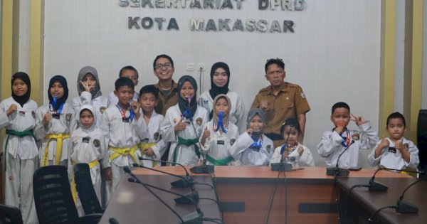 DPRD Makassar Beri Penghargaan Atlet Taekwondo yang Raih Medali di Unhas Cup