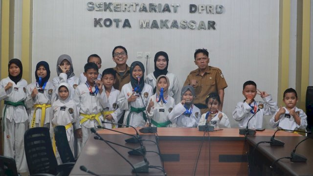 Para etlet taekwondo binaan DPRD Makassar mendapat penghargaan usai meraih sejumlah medali di kejuaraan Unhas Cup 2022 beberapa waktu lalu.