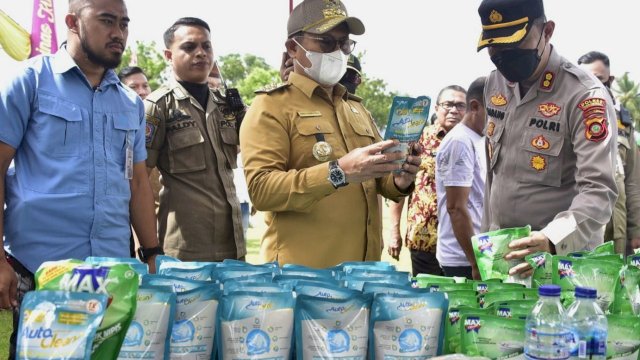 Penjagub Gorontalo, Hamka Hendra Noer (tengah), memantau pasar murah di Lapangan Porbat Kecamatan Batudaa, Kabupaten Gorontalo, Selasa (22/11/2022).