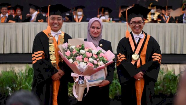 Bupati Luwu Utara, Indah Putri Indriani dianugerahi tokoh peduli pengembangan Kompetensi SDM Aparatur yang diserahkan di sela-sela wisuda Politeknik STIA LAN di Sandeq Ballroom Hotel Claro Makassar.