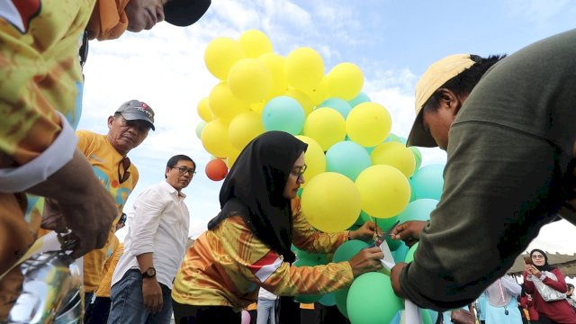 Bupati Luwu Utara, Indah Putri Indriani saat peringatan Hari Kesehatan Nasional (HKN) Ke-58 Tingkat Kabupaten Luwu Utara yang dipusatkan di Pantai Seta-Seta, Desa Poreang, Kecamatan Tanalili,