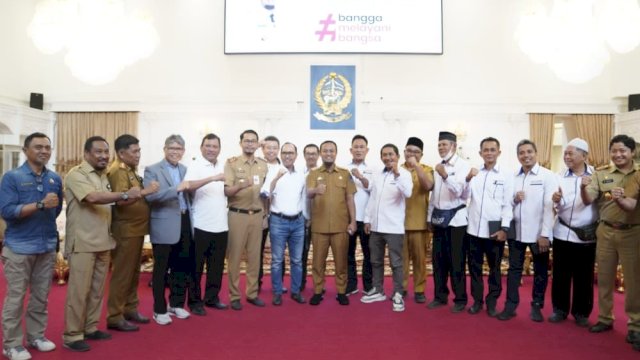 Gubernur Sulawesi Selatan (Sulsel) Andi Sudirman Sulaiman bersama Asosiasi Pengusaha Indonesia (APINDO) Sulsel dan perwakilan Serikat Buruh usai menetapkan Upah Minimum Provinsi (UMP) Sulsel tahun 2023.