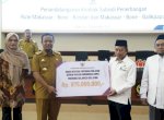Gubernur Sulsel Serahkan Dana Hibah Rp975 Juta untuk DMI Sulsel