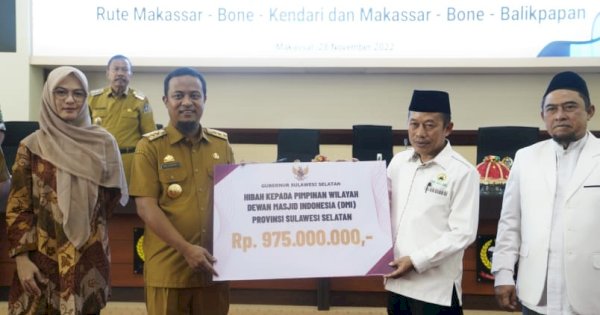 Gubernur Sulsel Serahkan Dana Hibah Rp975 Juta untuk DMI Sulsel