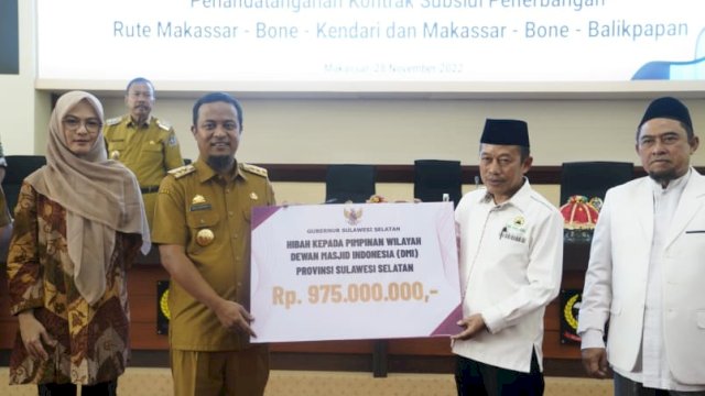 Gubernur Sulawesi Selatan Andi Sudirman Sulaiman didampingi Ketua Komisi D DPRD Sulsel, Andi Rachmatika Dewi menyerahkan dana hibah kepada Pimpinan Wilayah Dewan Masjid Indonesia (DMI) Sulawesi Selatan sebesar Rp975.000.000 di Kantor Gubernur Sulawesi Selatan, Senin 28 November 2022.