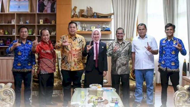 Ketua Umum Badan Pengurus Wilayah (BPW) Kerukunan Keluarga Luwu Raya (KKLR) periode 2023-2027, Hasbi Syamsu Ali yang baru saja terpilih menemui Bupati Luwu Utara, Indah Putri Indriani di Rua g Kerja Bupati, pada Selasa (29/11/2022).