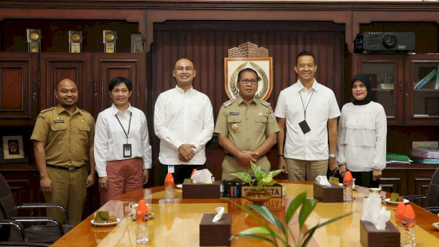 Wali Kota Makassar, Moh. Ramdhan 'Danny' Pomanto menerima kunjungan Regional CEO Kalimantan, Sulawesi, Papua PT. Garuda Indonesia Tbk, Berthon Hutapea di Balaikota Makassar, Senin (31/10/2022).