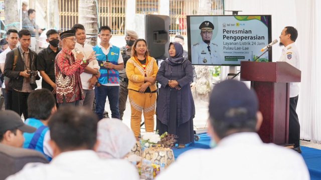 Gubernur Sulawesi Selatan, Andi Sudirman Sulaiman di meresmikan listrik yang bisa beroperasi 24 jam di Pulau Lae-lae dari PT PLN (Persero).