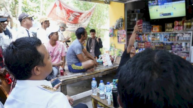 Listrik Lae-lae 24 Jam, Warga Ajak Gubernur Andalan Nonton Bareng Siang Hari