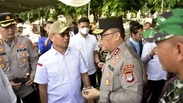 Penjagub Hamka bersama Irjen Pol Helmy Santika saat memantau pelaksanaan Pasar Murah yang digelar Pemerintah Provinsi Gorontalo bertempat di Taman Telaga, Rabu, (9/11/2022).