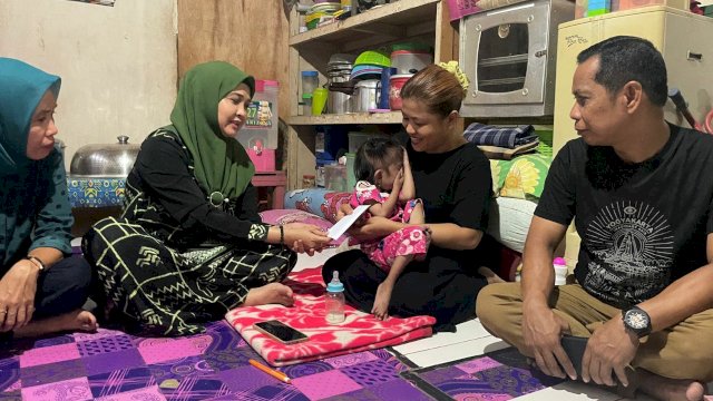 Anggota DPRD Sulsel, Andi Nurhidayati Zainuddin mendatangi rumah anak yang menderita jantung bocor di Kampung Tobone Kelurahan Cangadi Kecamatan Liliriaja Kabupaten Soppeng, pada Sabtu (12/11/2022).