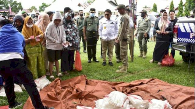 Penjagub Hamka didampingi Danrem 133/NWB dan Kabinda Gorontalo, saat turun langsung meninjau pelaksanaan pasar murah yang dilaksanakan untuk 2.500 masyarakat di Kelurahan Kayu Merah, Limboto, Kabupaten Gorontalo, Rabu (16/11/2022).