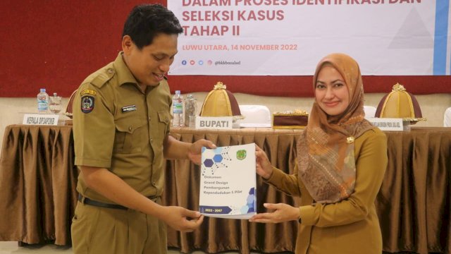 Dokumen Grand Design Pembangunan Kependudukan 2022-2047 Diserahkan ke Bupati Luwu Utara