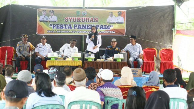 Bupati Luwu Utara Indah Putri Indriani saat menghadiri acara pesta panen bersama Wakil Bupati, Suaib Mansur, Rabu (16/11/2020), di desa Lampuawa, Sukamaju.