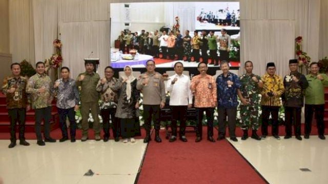 Penjagub Hamka (kemeja putih) didampingi Ketua KASN (batik orange) bersama Forkopimda Gorontalo pada kegiatan penguatan peran pemerintah dalam menjamin netralitas ASN, dalam menyukseskan Pemilu dan Pilkada serentak tahun 2024, Jumat (18/11/2022).