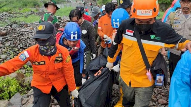 Tim SAR Gabungan mengevakuasi korban tanah longsor di Desa Lonjoboko, Kecamatan Parangloe Kabupaten Gowa, Sulawesi Selatan atas nama Nursyamsia (26) pada Jumat (18/11/2022).