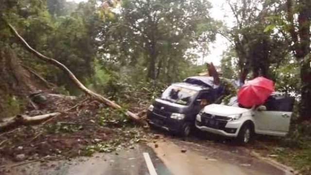 Penampakan dua unit mobil yang tertumpah material longsor di Desa Lonjoboko, Kecamatan Parangloe Kabupaten Gowa, Sulawesi Selatan pada Rabu (16/11/2022). (Foto: Ist)