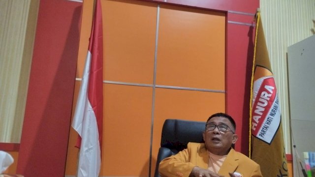 Ketua DPD Hanura Sulsel Amsal Sampetondok saat ditemui di ruang kerjanya, Kantor DPD Hanura Sulsel, Jalan AP Pettarani. 