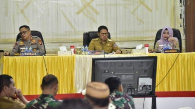 Penjagub Gorontalo, Hamka Hendra Noer (tengah), memimpin rakor percepatan penanggulangan COVID-19 di Aula Titinepo Polda Gorontalo, Selasa (22/11/2022).