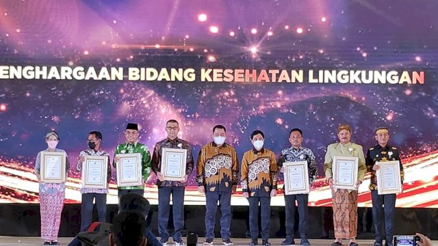 Bupati Takalar Syamsari, menerima penghargaan STBM Award Berkelanjutan 2022, yang digelar diHotel Discovery Ancol, Jakarta, Rabu (23/11/2022) yang merupakan rangkaian peringatan Hari Kesehatan Nasional (HKN) ke- 58.