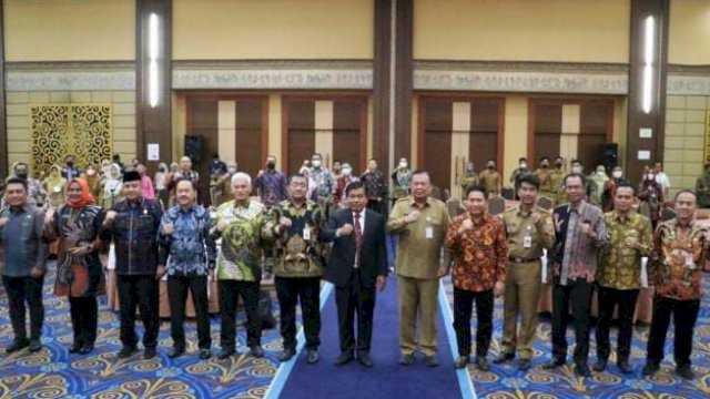 Penjabat Sekretaris daerah Provinsi Gorontalo Syukri Botutihe menghadiri Rapat Koordinasi Nasional Gubernur sebagai Wakil Pemerintah Pusat (GWPP), di Ballroom Golden Boutique Hotel, Jalan Angkasa No1, Kemayoran, Jakarta Pusat, Senin (22/11/2022).