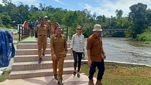 Wakil Bupati Suaib Mansur bersama Tim United States Agency for International Development (USAID) atau Badan Pembangunan Internasional Amerika Serikat melakukan kunjungan ke desa Pincara kecamatan Masamba, Selasa (22/11/2022).