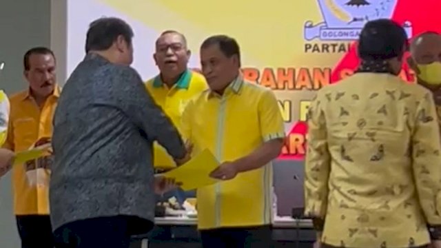 Ketua Umum Partai Golkar Airlangga Hartarto menyerahkan secara langsung surat perintah penugasan fungsionaris kepada Wakil Ketua Umum DPP Golkar Nurdin Halid di Kantor DPP Golkar, Selasa (22/11/2022). 