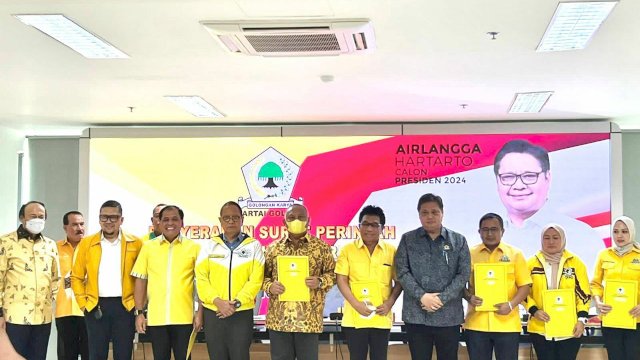 Ketua Umum Partai Golkar Airlangga Hartarto menyerahkan secara langsung surat perintah penugasan fungsionaris kepada Anggota DPR RI Dapil Sulsel III Muhammad Fauzi di Kantor DPP Golkar, Selasa (22/11/2022). 