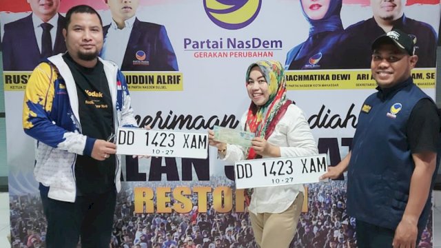 Peraih Hadiah Jalan Sehat NasDem Sulsel Akhirnya Terima Plat dan STNK Mobilnya