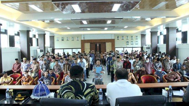 Dalam rangka pelaksanaan Pemilihan Kepala Desa Serentak di Kabupaten Takalar telah dilaksanakan Rapat Forkopimda dengan agenda Penandatanganan Pakta Integritas Calon Kepala Desa yang dipimpin langsung Sekretaris Daerah Kabupatan Takalar Muhamad Hasbi, di Baruga I Mannindori Kantor Bupati Takalar, pada Kamis (24/11/2022).