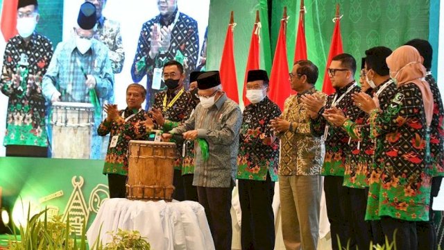 Wakil Presiden Ma'ruf Amin membuka secara resmi Musyawarah Nasional (Munas) ke-11 Korps Alumni Himpunan Mahasiswa Islam (KAHMI) di Kota Palu, Provinsi Sulawesi Tengah, pada Jumat (25/11/2022).