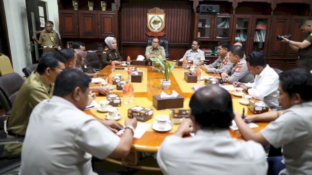 Wali Kota Makassar, Moh. Ramdhan 'Danny' Pomanto meminta para pedagang Pasar Butung agar mempercayakan polemik yang terjadi kepada Pemerintah Kota (Pemkot) Makassar.